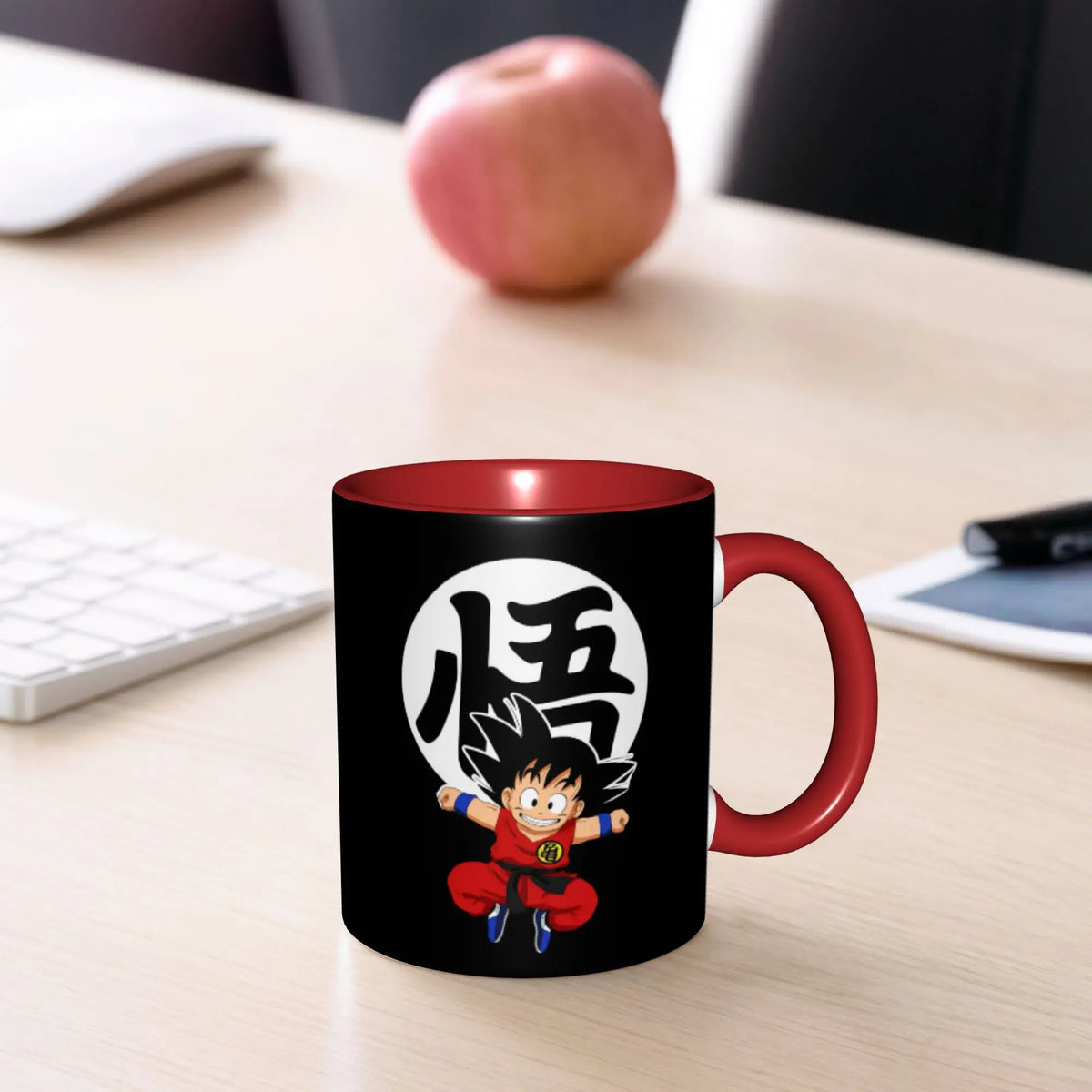 Tasse rouge Dragon Ball - Goku enfant devant son kanji