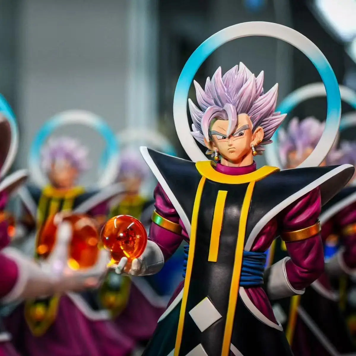 Figurine Dragon Ball - Goku aux cheveux argentés en tenue de dieu