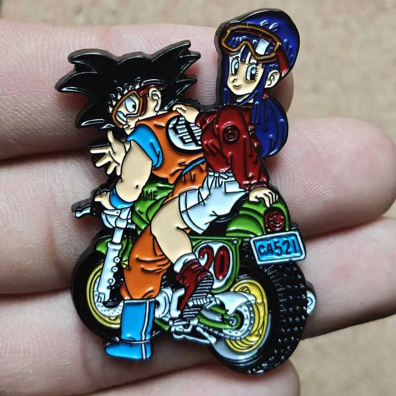 Pin’s Dragon Ball - Goku et Bulma à moto