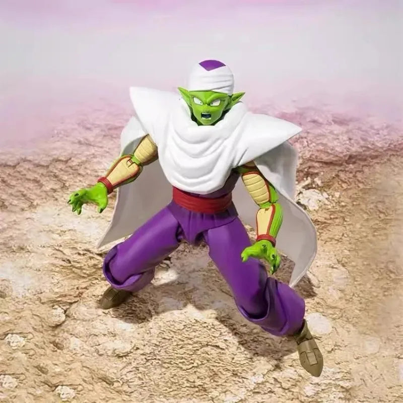 Piccolo Figur in weißem Cape Dragon Ball Daima - gekreuzte Arme und lila Outfit