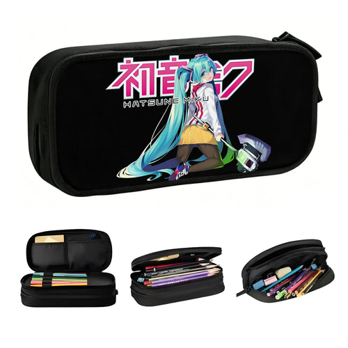 Trousse noire Vocaloid - Hatsune Miku assise sous le logo rose