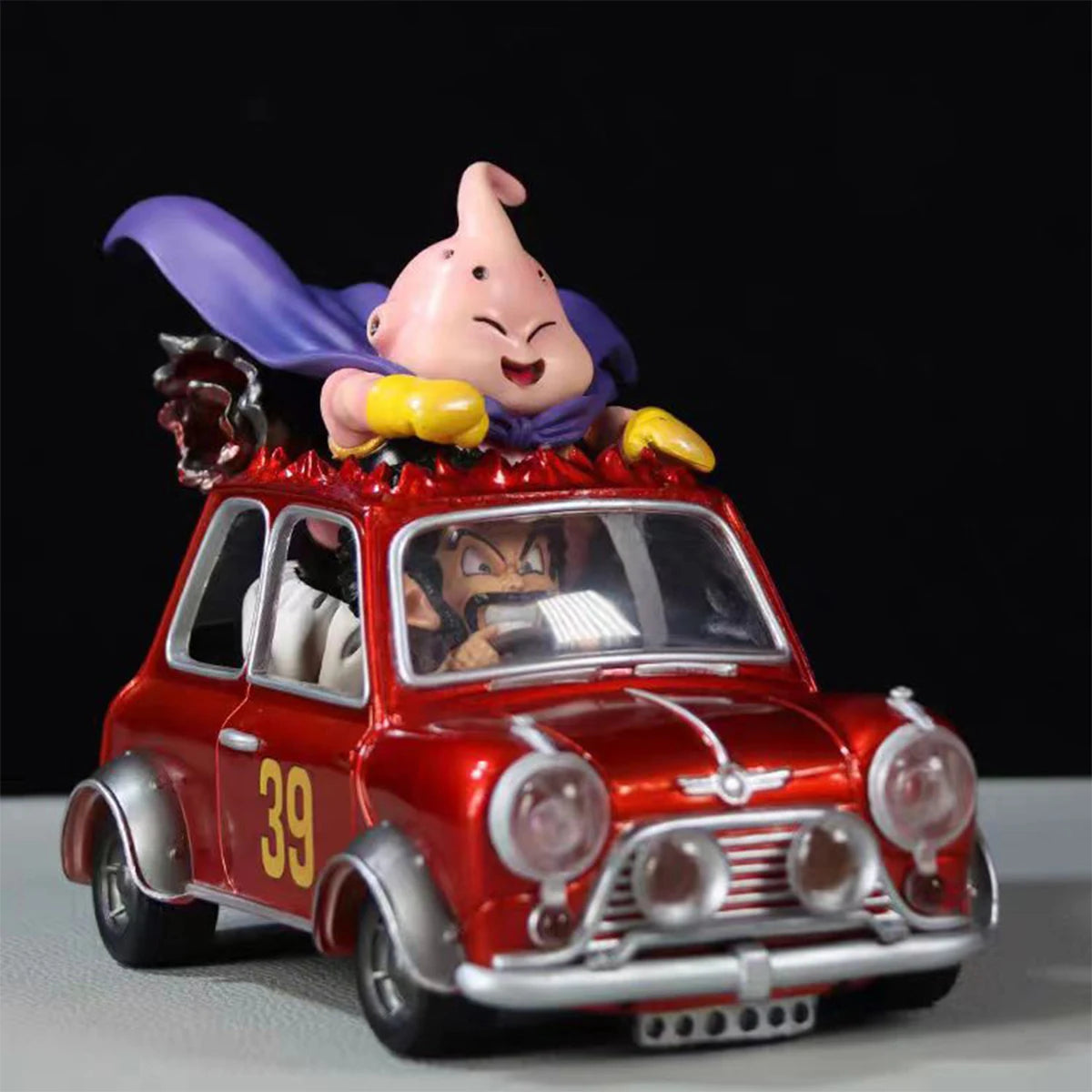 Statuetta Dragon Ball - Majin Buu su macchina rossa