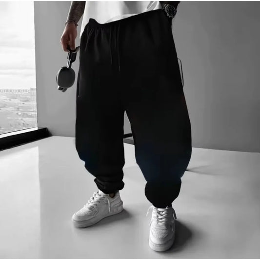 effen zwarte joggingbroek met geboeide enkels