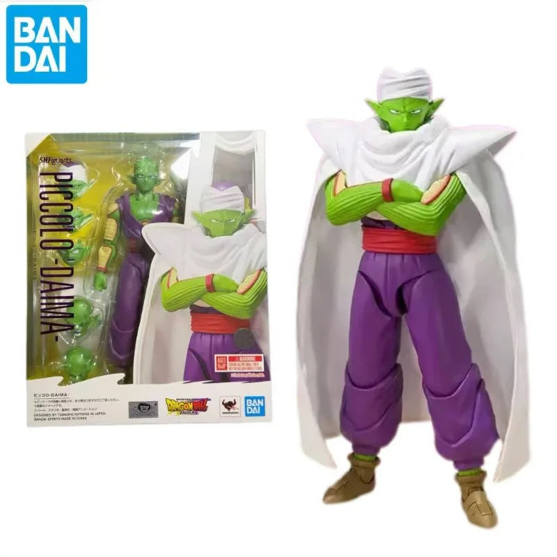 Piccolo Figur in weißem Cape Dragon Ball Daima - gekreuzte Arme und lila Outfit