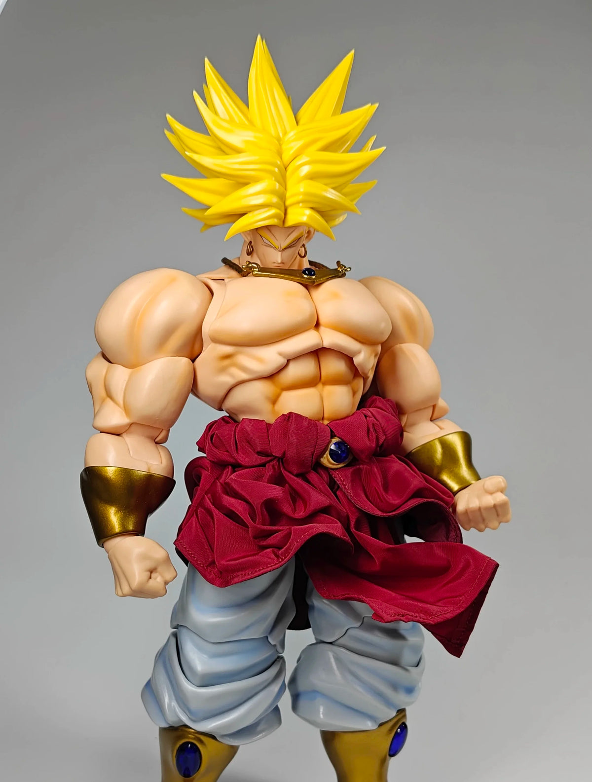 Figura Dragon Ball - Broly Super Saiyan con puño extendido