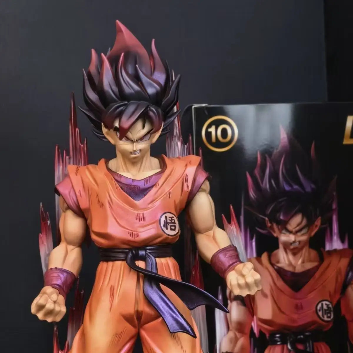 Figurine Dragon Ball - Goku et aura rouge sur socle carré