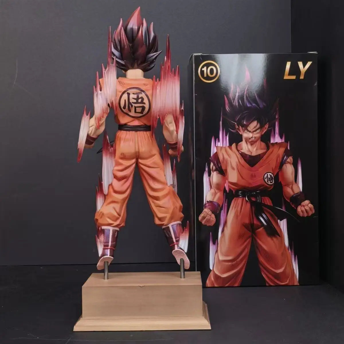 Figurine Dragon Ball - Goku et aura rouge sur socle carré