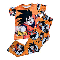 junger Goku lächelnd und Embleme