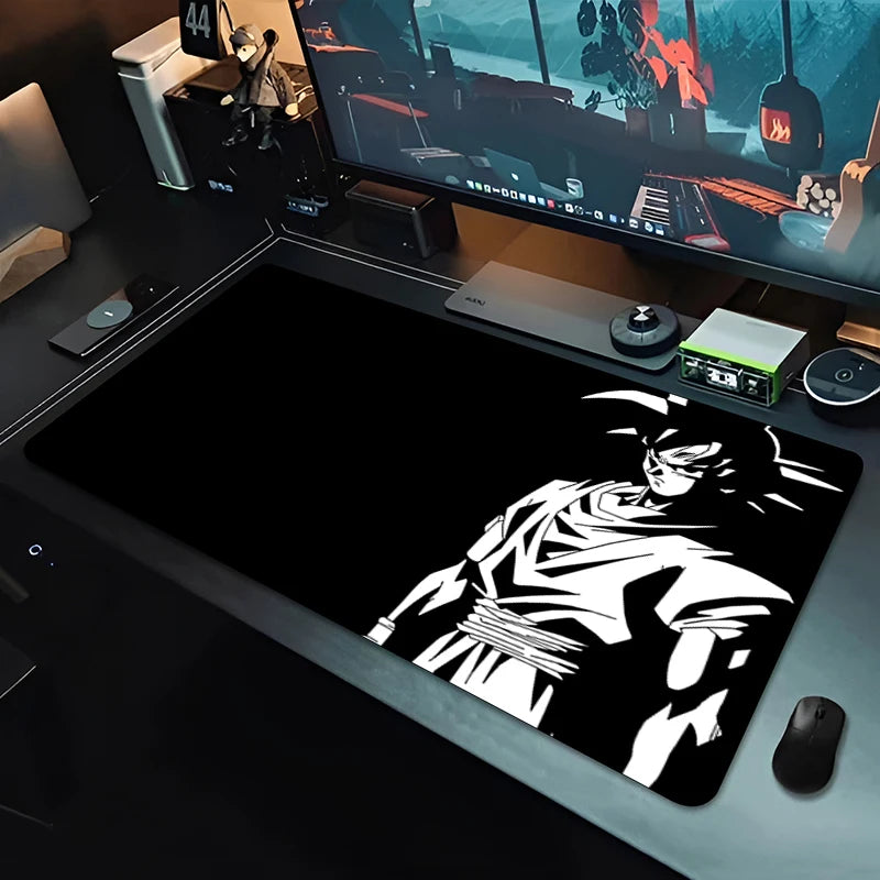 Schwarze Mausmatte Dragon Ball - Silhouette von Goku mit weißem Haar