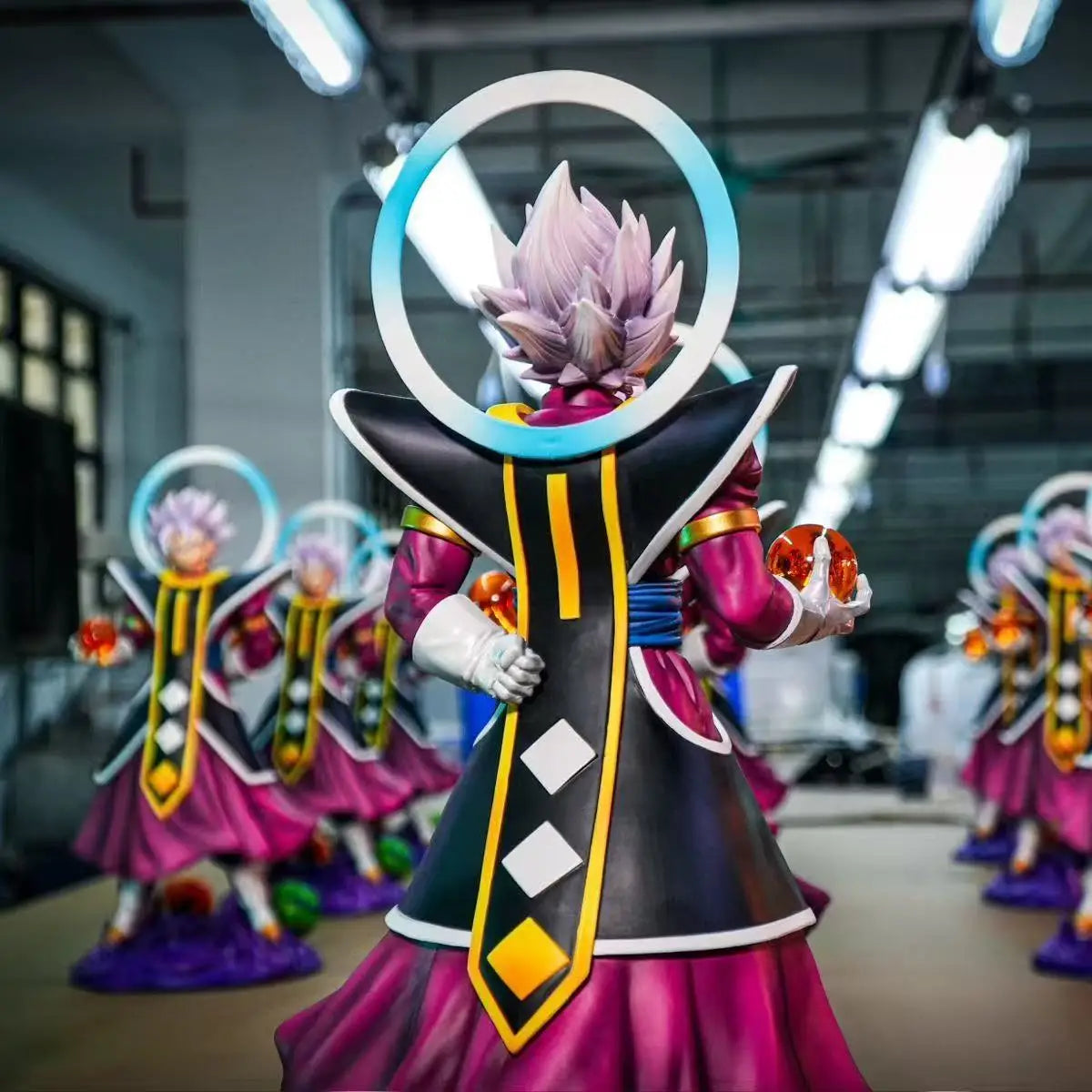 Figurine Dragon Ball - Goku aux cheveux argentés en tenue de dieu