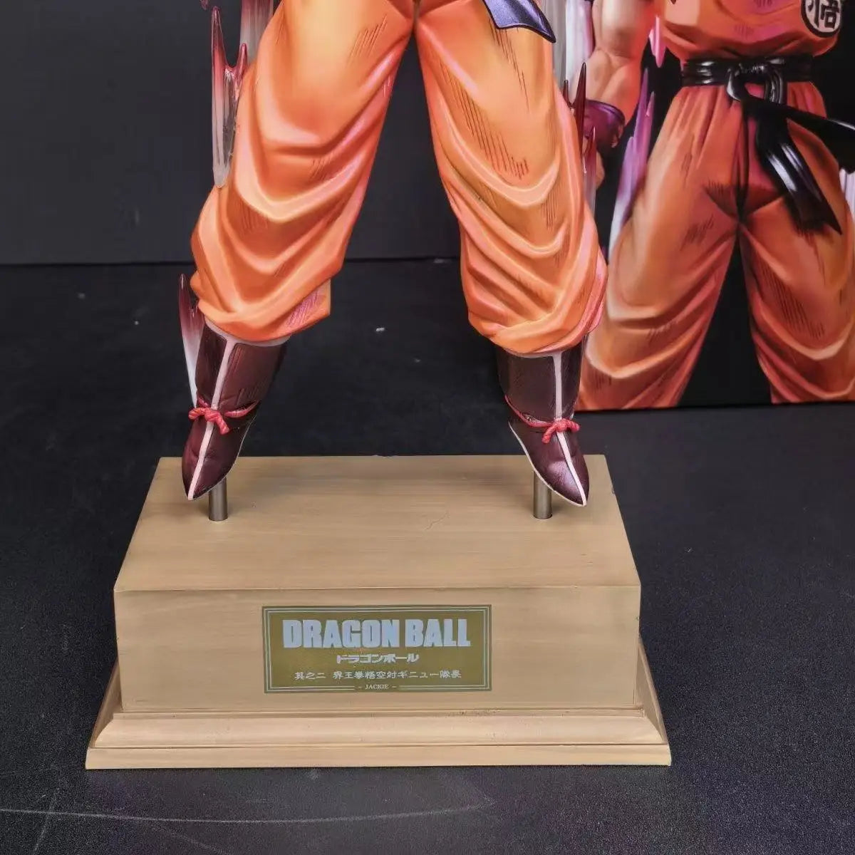 Figurine Dragon Ball - Goku et aura rouge sur socle carré