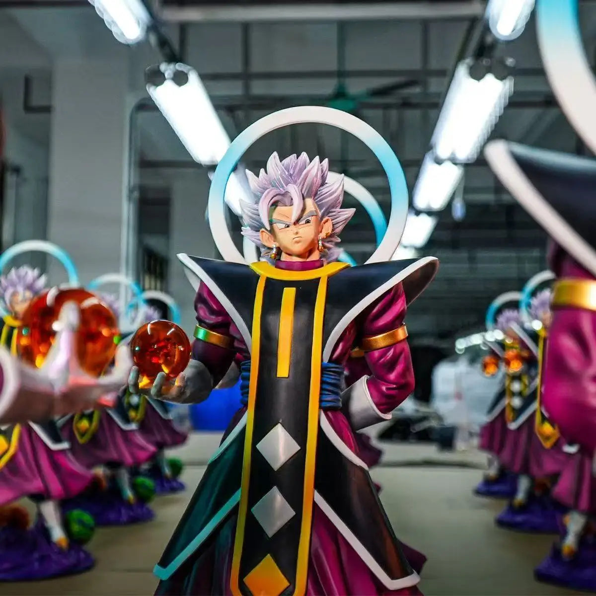 Figurine Dragon Ball - Goku aux cheveux argentés en tenue de dieu