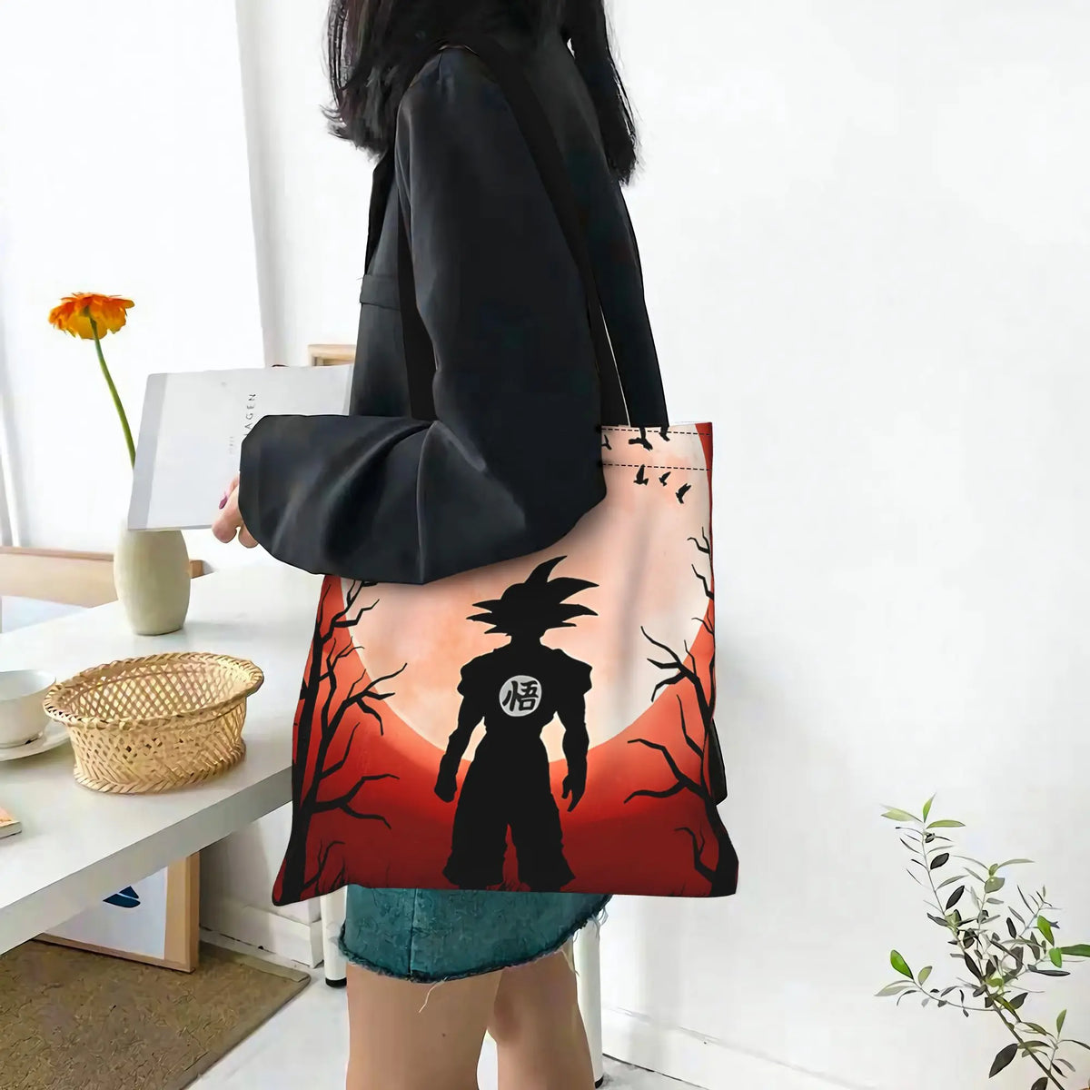 Tote bag rouge Dragon Ball - silhouette de Goku devant les arbres