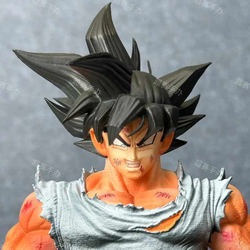 Figura Dragon Ball - Goku con traje gris y pantalón morado rasgado