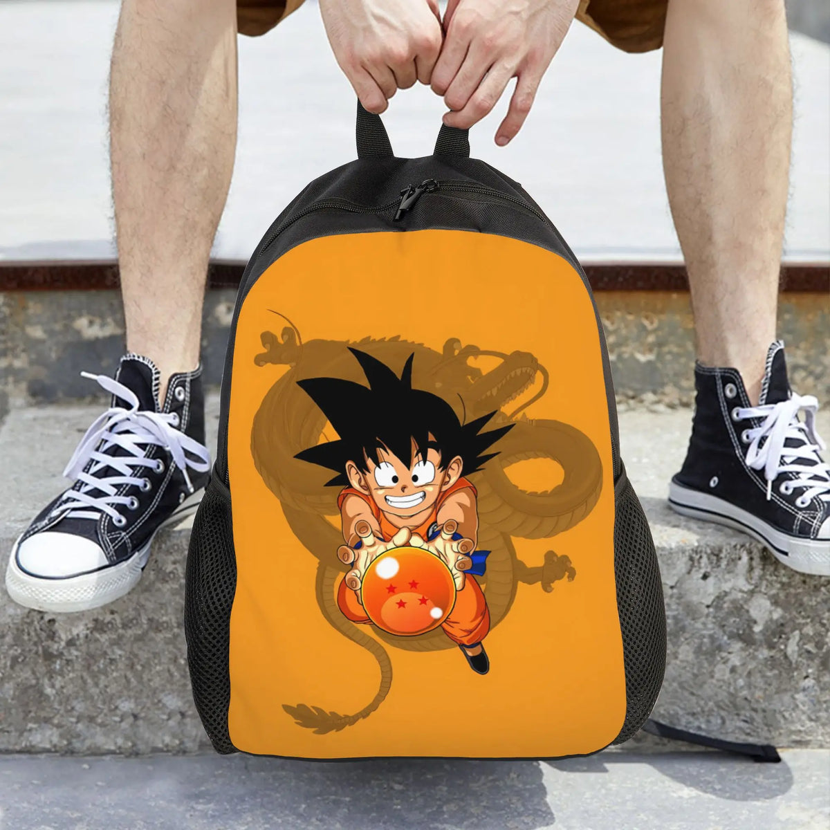 Mochila naranja Dragon Ball - Goku niño sosteniendo una bola de cristal
