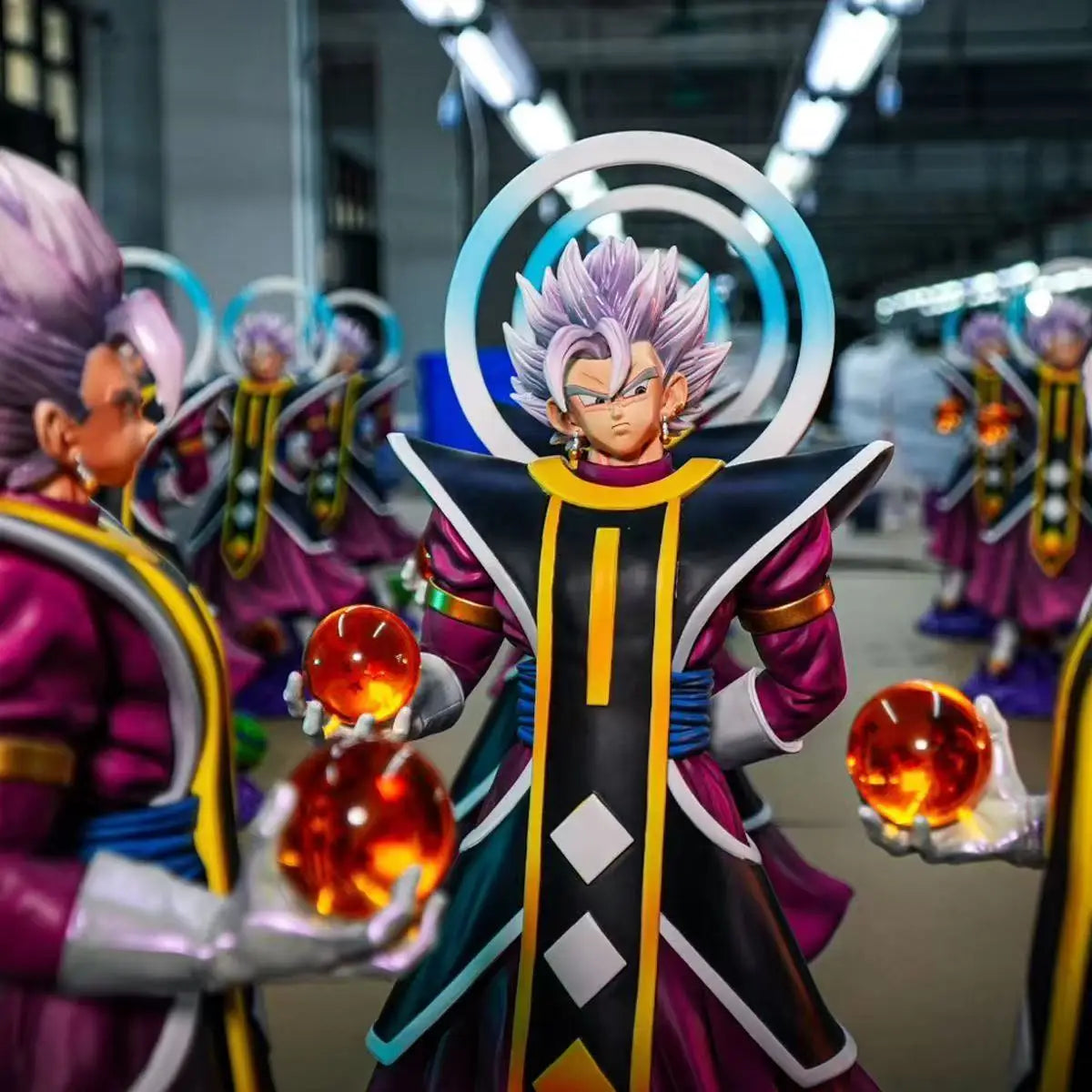 Figurine Dragon Ball - Goku aux cheveux argentés en tenue de dieu