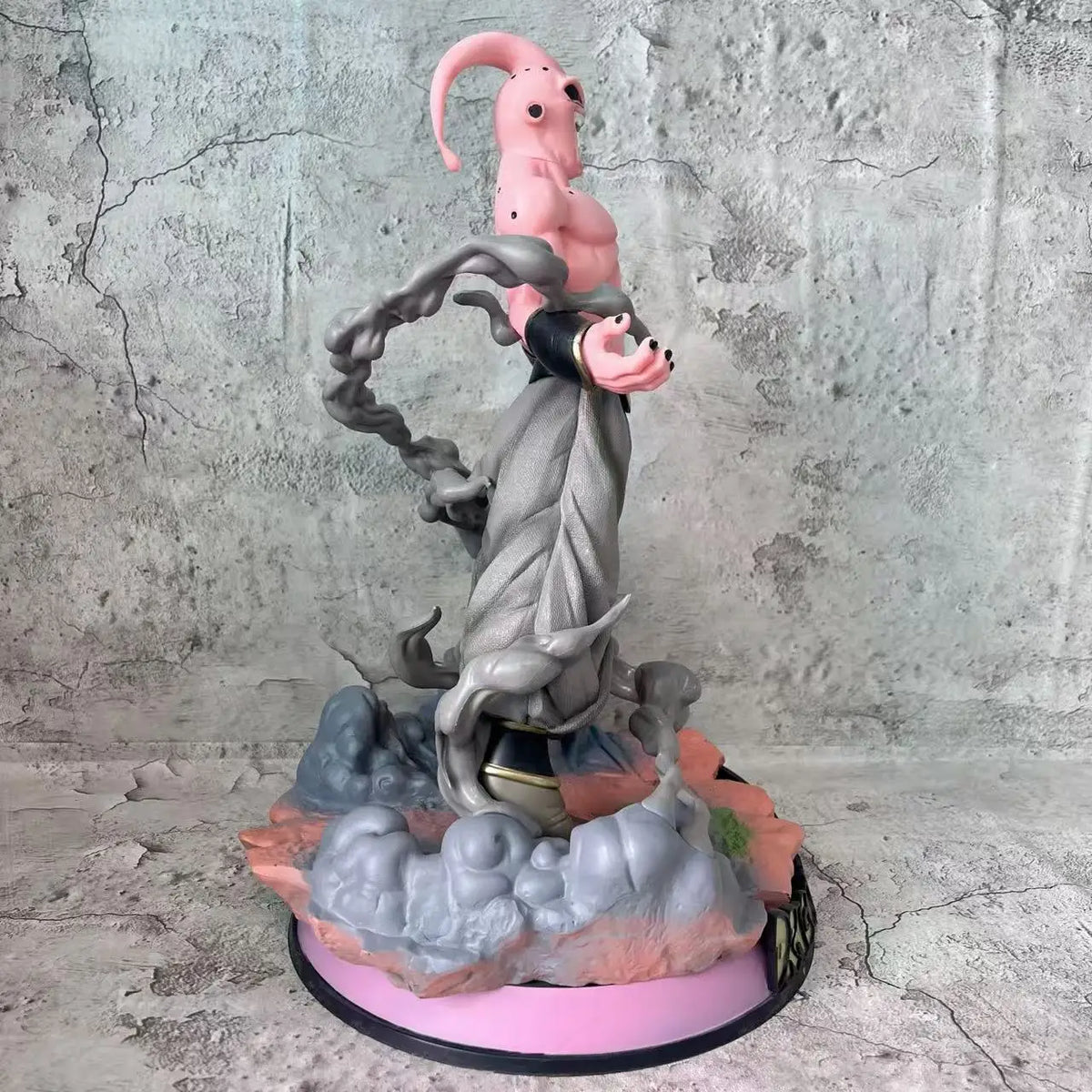 Dragon Ball Figur - Kid Buu schreit auf felsiger Basis