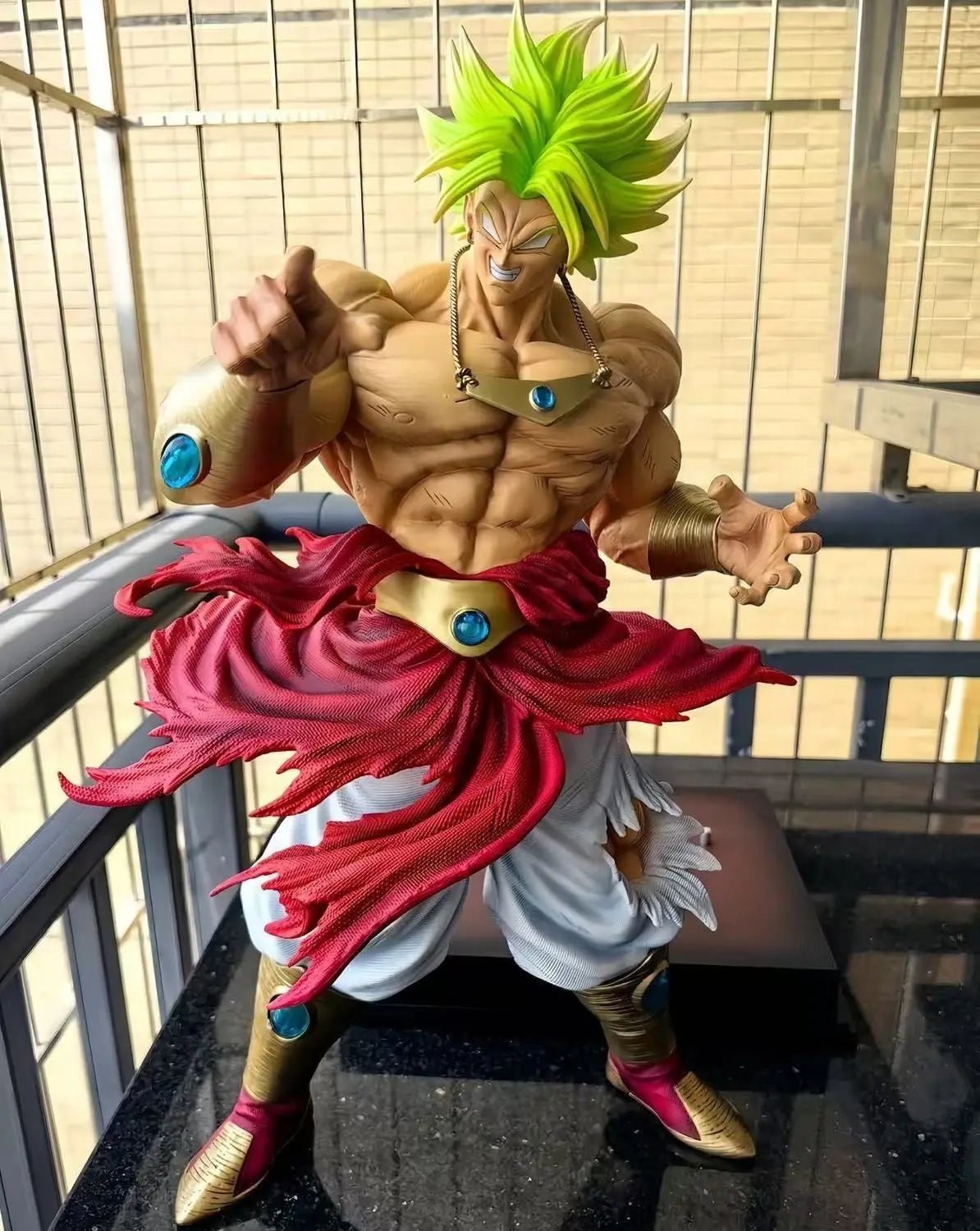 Action figure Dragon Ball - Broly Super Saiyan leggendario su base nera