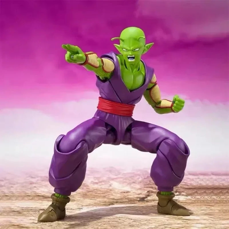 Piccolo Figur in weißem Cape Dragon Ball Daima - gekreuzte Arme und lila Outfit