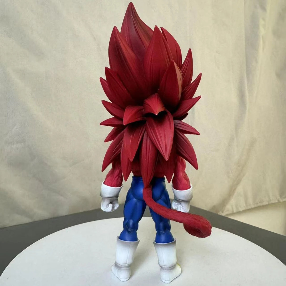 Statuetta Dragon Ball - Vegeta con pelliccia rossa su piedistallo bianco
