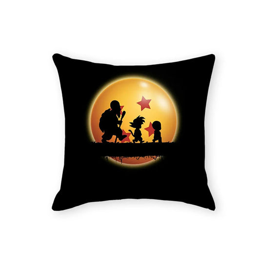 Housse de coussin noire Dragon Ball - silhouettes devant une boule de cristal