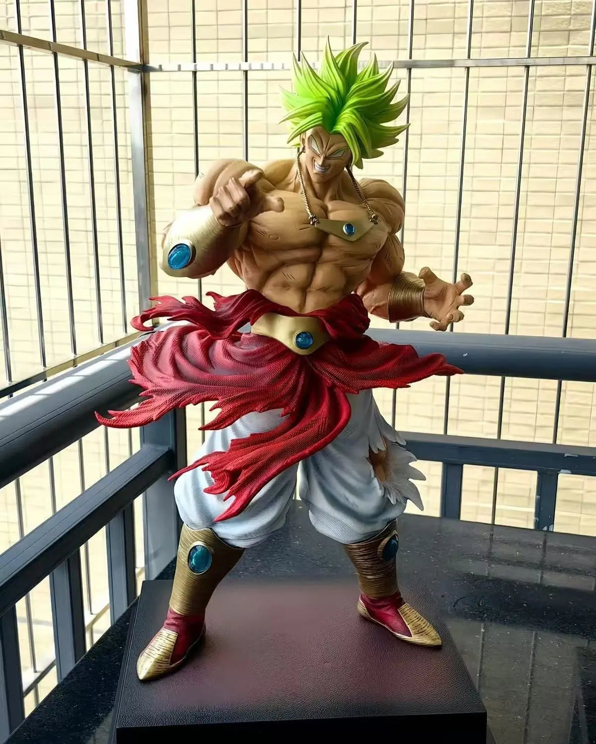 Action figure Dragon Ball - Broly Super Saiyan leggendario su base nera