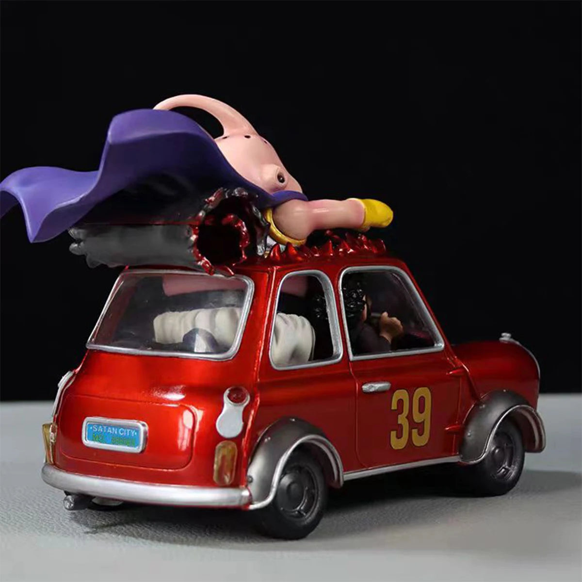 Statuetta Dragon Ball - Majin Buu su macchina rossa