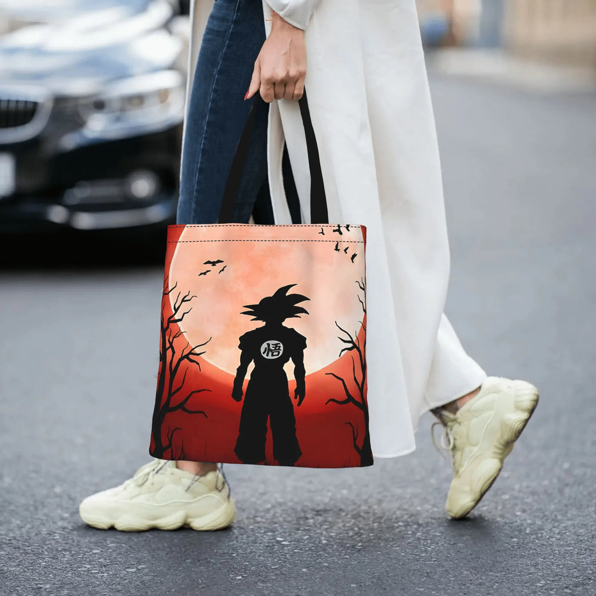 Tote bag rouge Dragon Ball - silhouette de Goku devant les arbres