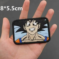Goku souriant sur fond bleu