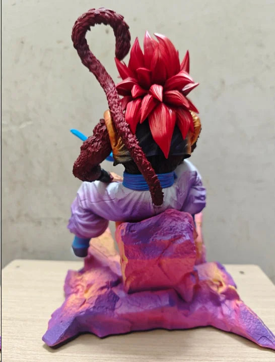 Action figure Dragon Ball - Gogeta Super Saiyan 4 seduto